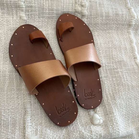 Beek Finch Toe Loop Sandal Bloggers Favorite Size 7 Gold and tan Two Birds - Picture 3 of 8